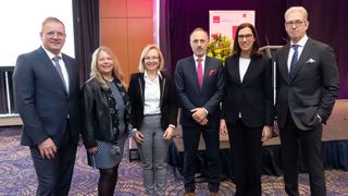 Der neue Vorstand der KBV sowie der KBV-Vertreterversammlung (v.l.): Dr. Rolf Englisch, Dr. Anke Pielsticker, Dr. Petra Reis-Berkowicz, Dr. Stephan Hofmeister, Dr. Sibylle Steiner, Dr. Andreas Gassen (Bild: axentis.de/Lopata /KBV)