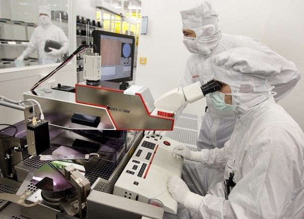 Waferfertigung in der neuen Bosch-Halbleiterfabrik: In der neuen Halbleiterfertigung von Bosch entstehen integrierte Schaltkreise (IC) und mikromechanische Bauelemente (MEMS). Ausgangsmaterial sind dünne Siliziumscheiben, so genannte Wafer, mit einem Durchmesser von 200 Millimetern. Im Bild: Mitarbeiter bei der optischen Prüfung von Wafern. (Bild: Bosch)