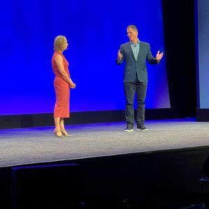 Denise Millard (Chief Partner Officer bei Dell technologies) und Michael Dell (Gründer und CEO des Unternehmens) sprechen auf der Bühne über die Bedeutung eines starken Partnerökosystems(Bild:  Paula Breukel)