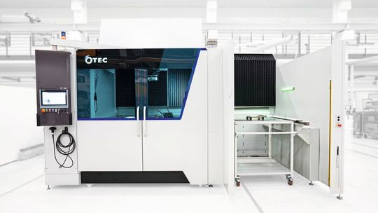 Prozesssicher für grosse Bauteile: Automatisierte Gleitschleifanlage «SF-HP» für Triebwerkskomponenten.(Bild:  Otec)