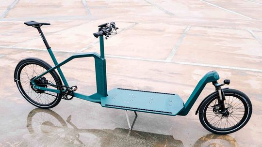 Schon deutlich schwerer ist das Sane, allerdings bekommt der Nutzer hier Unterstützung von einem Hinterradnabenmotor. (Bild:  Maniac & Sane)