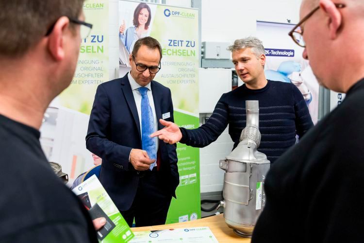 „Dieser Filter ist Schrott.“ Olaf Behrens riet den Besuchern von chemischen Reinigungsmitteln für Dieselpartikelfilter ab und empfahl die Methode seines Unternehmens DPF Clean: Auftrennen und Ausblasen. (Stefan Bausewein)