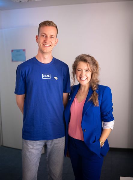 Bjrön Meß (Shopware Event-Team) und Moderatorin Heike Zellerhoff (Bild: Shopware)