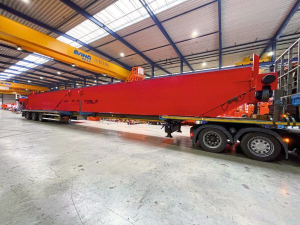 In der Gigafactory kommen auch smarte Roboterkrane von Bang Kransysteme zum Einsatz.  (Bild: Bang Kransysteme GmbH & Co. KG)