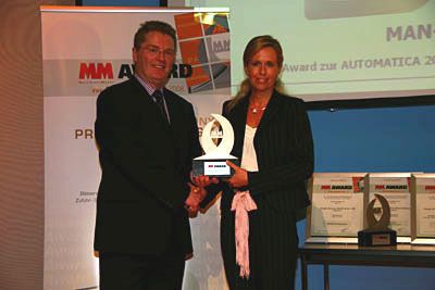 Nicole Clement, Knight Europe GmbH & Co. KG, nimmt den Sonderpreis für den Manipulator Man-Ro-Tic entgegen. (Archiv: Vogel Business Media)