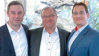 „Verbrüderung“: (v. l.) Nicolas Witte, Geschäftsführer Control Expert; Gerhard Witte, Gründer von Control Expert; Jochen Haug, Schadenvorstand der Allianz Versicherungs AG. (Bild: Control Expert)
