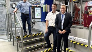 Juntos por la máxima eficiencia: Pavel Bohuněk y Marek Hejl, de Swoboda CZ, junto a 
Michal Slaba, de Wittmann Battenfeld CZ (de izquierda a derecha) (Bild: Wittmann)