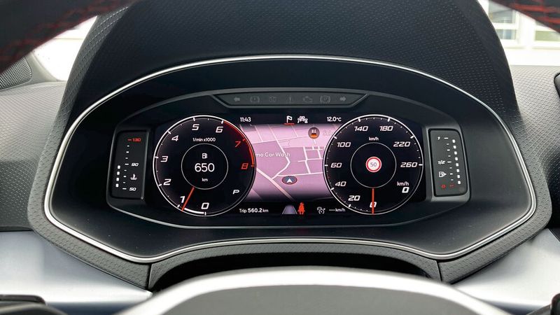 Ebenfalls dem Trend der Zeit entsprechend kommt das Cockpit daher. Das voll digitale „virtual Cockpit“ auf Basis eines TFT-Displays ist allerdings nicht serienmäßig und kostet 310 Euro Aufpreis. Praktisch ist hier zweifelsohne die Einblendung der Navigationsroute – so man das entsprechende und aufpreispflichtige Infotainmentsystem geordert hat. (Bild: Simon – VCG)