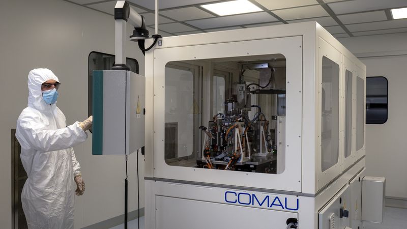 Comau hat am Firmensitz eine Trockenraumanlage errichtet und entwickelt hier Prozesse zur Zellfertigung.(Bild:)
