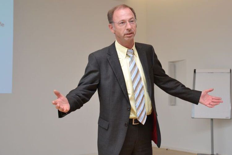 Einen Überblick über die Ausbildungsstruktur an der Berufsschule sowie deren Rahmenlehrplan gab Dr. Rainer Balzer. (Foto: Michel)