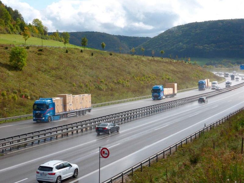 6 LKW auf der A 81 Richtung Stuttgart. (Hermle)
