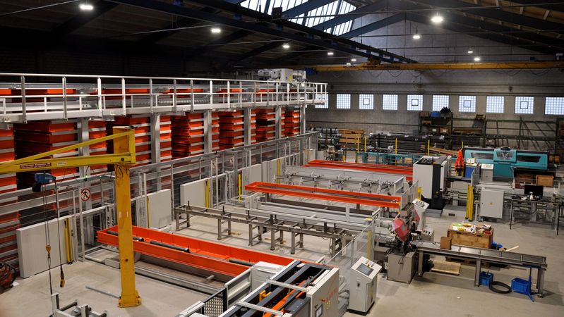 Die Kombination aus automatischem Lager, leistungsstarken Ausgabestationen und flexiblen Sägezentren sorgt für kurze Lieferzeiten und hohe Kundenzufriedenheit.(Bild:  Kasto)