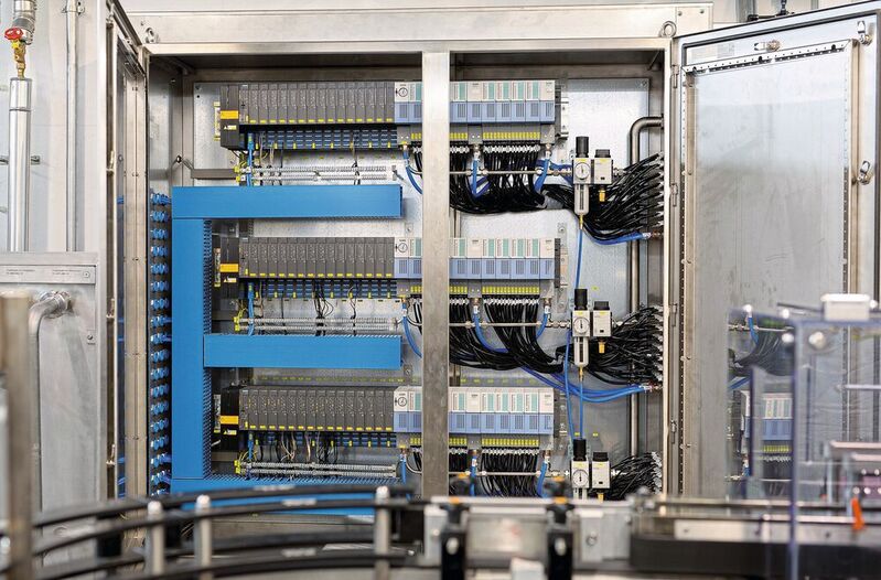 In dem schlanken ATEX-Schaltschrank finden drei Ventilinseln sowie das Siemens-Peripheriesystem für die Ansteuerung Platz. Die Türen sind asymmetrisch geteilt, um Fluchtwege nicht zu versperren. 