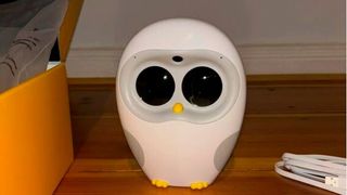 Das ist Luka! Es ist ein Vorleseroboter für Vorschulkinder, die so schneller das Lesen lernen sollen. Ein mehrjähriges Experiment in Kanada hat jetzt außerdem gezeigt, dass so ein smartes Spielzeug schnell zum Familienmitglied werden kann ... (Bild: Chosewill)