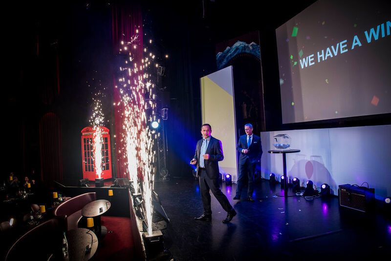 Highlight mit Feuerwerk: Igel CEO Heiko Glolge (rechts) und CMO Jed Ayres bei der Ziehung des Gewinners eines nagelneuen Tesla Model 3. (vibrantmediaproductions.com)