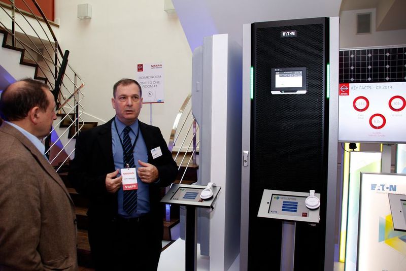 Louis Shaffer, Distributed Energy Management Segment Manager EMEA bei Eaton, erklärt am Demonstrationsmodell das mögliche Potenzial des Systems durch die Einspeisung von Solarenergie, welches durch die Installation größerer Akkus noch gesteigert werden kann. (Richter/konstruktionspraxis)