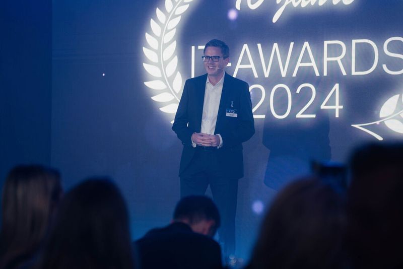 ... Tobias Teske lädt an die Bar und zum eifrigen Fotografieren vor unserer Fotowand ein. (Bild: Manuel Emme Fotografie)