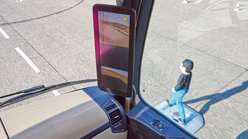 Der Abbiegeassistent warnt den Fahrer nicht nur, er bremst bei bestehender Gefahr bis zum Stillstand. (Bild: Daimler)