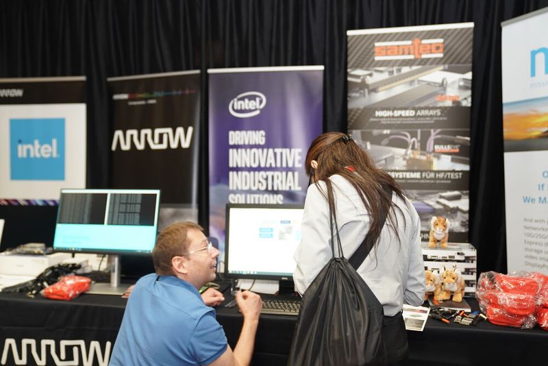 FPGA Conference Europe 2022: Über 70 Sprecher, 100 Vorträge und über 250 Teilnehmer – nach zwei Jahren mit Corona-bedingten Digitalkonferenzen fand die dreitägige FPGA Conference vom 5. bis 7. Juli 2022 endlich wieder als Präsenzveranstaltung statt. Besondere Highlights waren die spannende Keynote von Nick Ni von AMD/Xilinx, die interessante Couchtalk-Expertenrunde, der traditionelle BBQ-Grillabend sowie die vielen glücklichen Gewinner der Verlosungsaktionen.  (Bild: Nadine Stegemann)