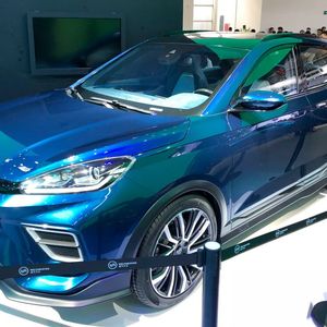 Selbst mit der Spitzenreichweite von 500 Kilometern soll der EX5 nicht teurer als umgerechnet rund 25.000 Euro werden. Daneben steht noch ... (Bild:  sp-x)