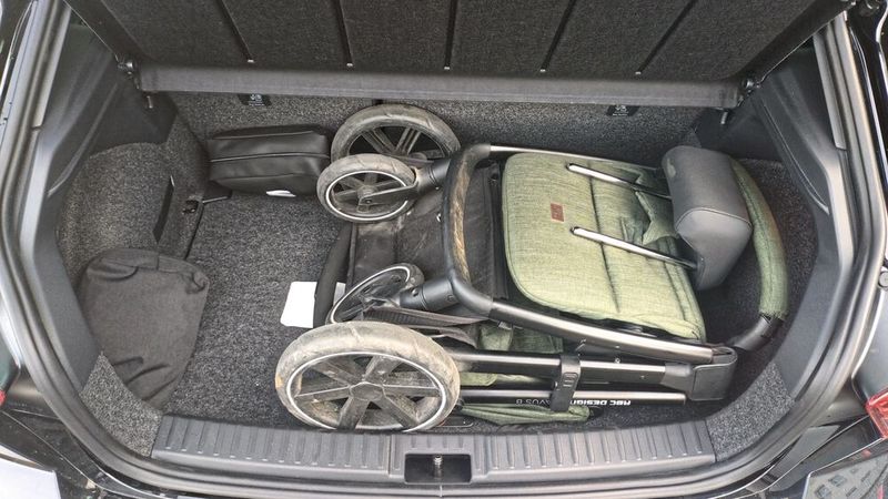 Der Kofferraum fasst mindestens 355 Liter. Das reicht für einen Kinderwagen und einer Tasche für die Einkäufe. (Bild: Sven Prawitz)