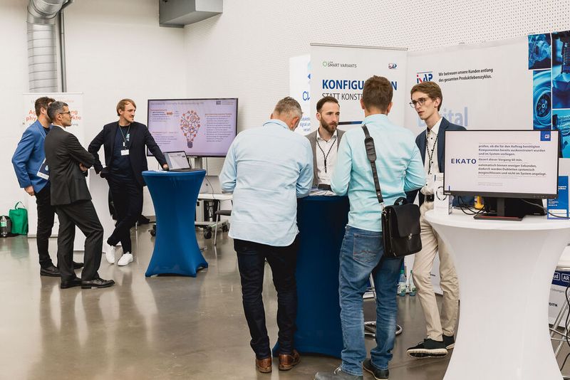 Auch dabei war das Unternehmen Clous (links), dessen Cloud-Plattform den Prozess der Machbarkeitsanalyse und Kalkulation im Fertigungssektor revolutionieren soll. Der Aussteller Isap ist Experte für die Digitalisierung der Produktentwicklung.  (Bild: Stefan Bausewein - VCG)