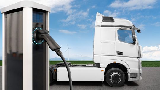 Die Umweltprämie für Elektro-Lkw um das Fünfzehnfache.(Bild:  R+V/iStock Images)