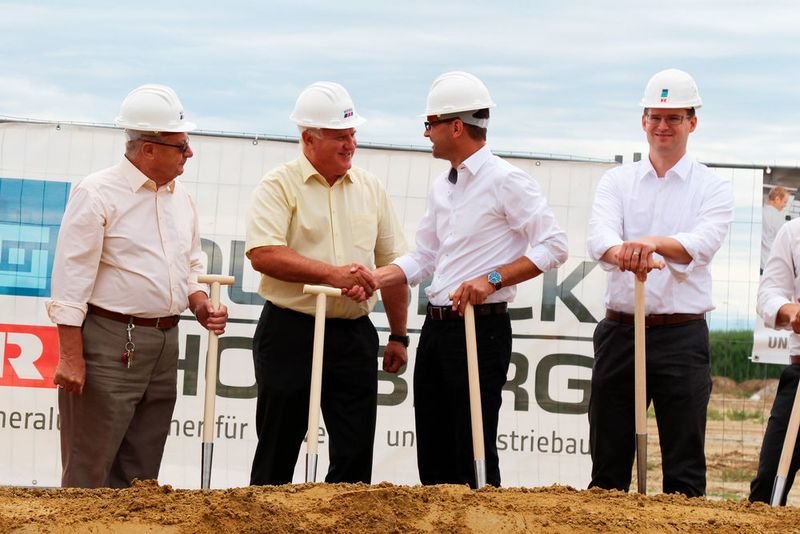 Rüdiger Hahn, Vorsitzender der Geschäftsführung der Winkler Unternehmensgruppe (2.v.r.), Erich Klein, Bürgermeister (1.v.l.), und Ernst Wendl, Vize-Bürgermeister (2.v.l.), freuen sich auf eine gute Zusammenarbeit in Himberg. (Winkler)