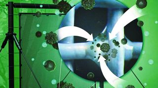 Das mit Titanoxid beschichtete Metallgitter sammelt und reinigt Wasser aus Nebel. (Bild: MPIP)