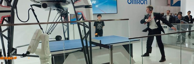 Johann Wiesböck, Publisher von "elektronikpraxis", im Fight mit dem roboterisierten Tischtennispartner(Bild:  Schreier)