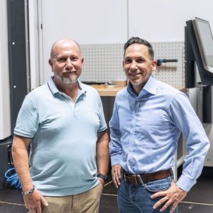 Klaus Lingenhöle (rechts), Geschäftsführer von Lingenhöle Technologie, und Erich Stolz, Gebietsvertriebsleiter für Österreich und Südtirol bei Heller, diskutieren gerne, um das bestmögliche Ergebnis zu erreichen. Mit der «F 6000» von Heller ist das Anfang 2026 wieder gelungen.(Bild:  Heller)