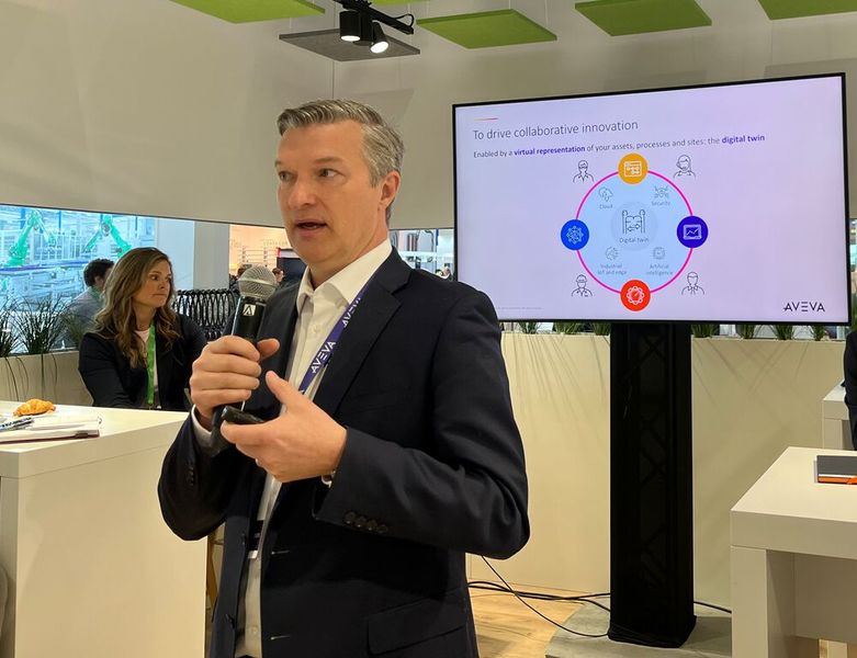 Simon Bennet, Forschungschef bei Aveva, erläutert bei Schneider Electric das Zusammenspiel von Digital Twins und industriellem Metaverse. (Bild: Vogel IT-Medien)
