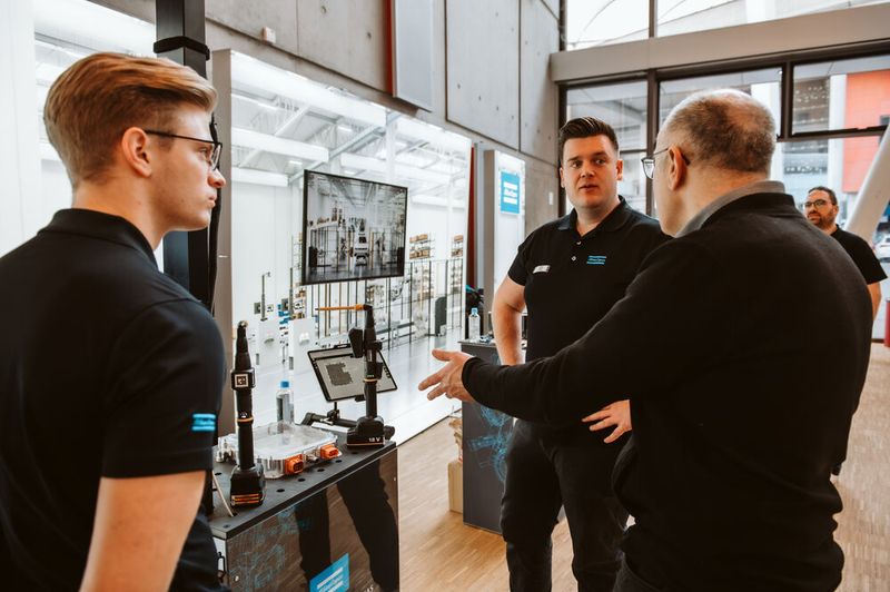 Den Fachaustausch schätzen Aussteller wie Teilnehmer an der Schraubtec. (Bild: Camilo Amaya)