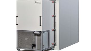 Die zwei Komponenten der Clime-Event-M-Anlage von Weiss Technik: mobiles Klimaaggregat (links) und die in Größen von 6 bis 50 m³ lieferbare Prüfzelle (rechts dahinter). (Weiss Technik GmbH, own image)