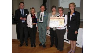 Die Preisübergabe: Dr. Birger Holz, Knauer; Angela Rolla-Eilers, stellv. Schulleiterin Emil-Fischer-Schule; Dr. Herbert Knauer, Knauer; Helke Wegener, Emil-Fischer-Schule; Martina Nünnicke, Emil-Fischer-Schule; Corinna Pfeiffer, Knauer (v.l.n.r).  (Bild: Knauer)