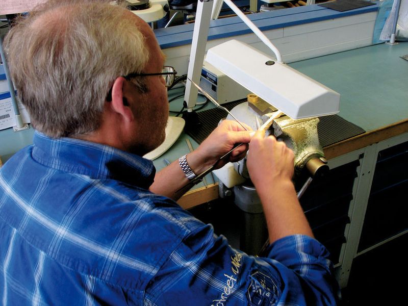 In feinfühliger Handarbeit erhält ein Instrument seinen letzten Schliff. Bild: Kuttkat (Archiv: Vogel Business Media)
