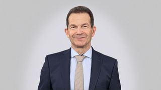 Bernd Hermeler ist CEO der Cemecon AG. Er studierte Maschinenbau an der RWTH Aachen – jener Universität, aus der das Unternehmen vor 40 Jahren als Spin-off hervorging. Hermeler verantwortet heute die globale Ausrichtung des Beschichtungsspezialisten, der mit Niederlassungen in Europa, den USA, China, Japan und Indien als technologischer Weltmarktführer in der Beschichtung von Zerspanwerkzeugen gilt. (Bild: Cemecon AG)
