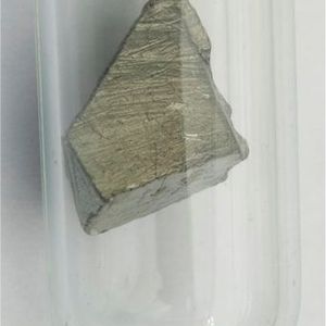 Lanthan mit der Ordnungszahl 57 ist Bestandteil im Mischmetall. Pyrophore Werkstoffe für Zündsteine enthalten 25 bis 45 Gewichtsprozent Lanthan. Die Cobalt-Lanthan-Legierung LaCo5 wird als Magnetwerkstoff, lanthandotiertes Bariumtitanat zur Herstellung von Kaltleitern (temperaturabhängige Widerstände) verwendet. In Verbindung mit Cobalt, Eisen, Mangan, Strontium u. a. dient es als Kathode für Hochtemperatur-Brennstoffzellen (SOFC). (Bild:  Lanthan /Tomihahndorf / CC BY-SA 3.0)