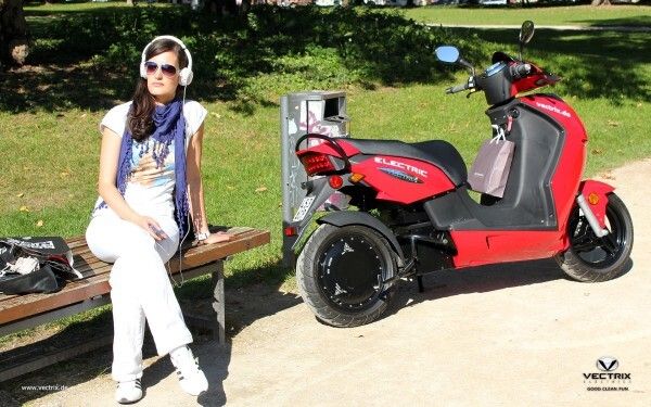 Der Vectrix VX-2 ist ein E-Scooter für die Führerscheinklasse B bzw. M und erreicht 45 km/h, optional gibt es eine 25-km/h-Version (Bild: Vectrix)