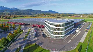 Firmenzentrale von Sanitär-Heinze im bayerischen Ainring. Dort sind früher papiergebundene Prozesse jetzt komplett digitalisiert. (Bild: Sanitär-Heinze)