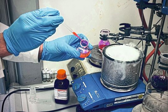 Mit der neuen Methode zur Umwandlung von Methylaminen können komplexe Verbindungen unter einfachen Bedingungen hergestellt werden.(Bild:  Uroš Vezonik)