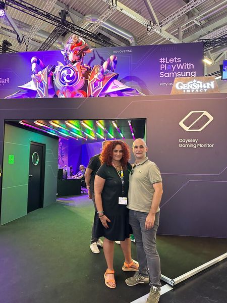 Steven Pollok (Samsung) und ich bevorzugen einen Curved Monitor. Andere widerum mögen es mehr quadratisch. (Bild: Vogel IT-Medien GmbH)