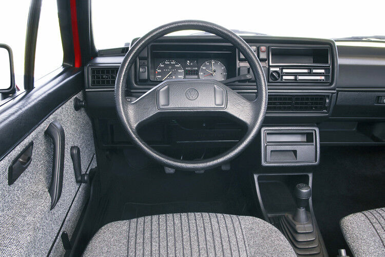 Spröder Charme: Das Cockpit des Golf II. (Foto: VW)