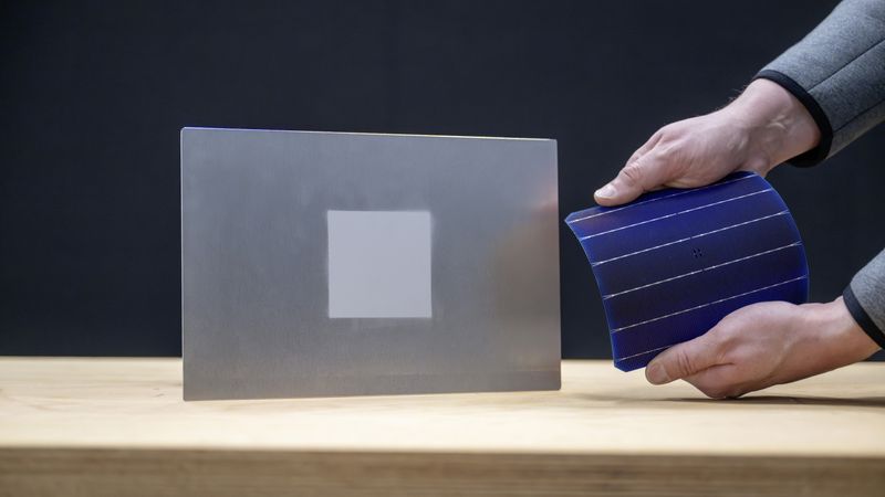 Beschichtung statt Modulen: Mercedes-Benz entwickelt an einer Solar-Beschichtung – links im Bild – für E-Autos.(Bild:  Mercedes-Benz)