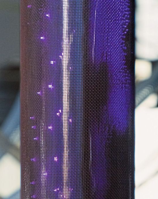 Die Plasma-Atmosphäre wird im Reaktor durch das charakteristische Leuchten und das Entladen von Blitzen deutlich sichtbar. Die Plasma-Atmosphäre wird im Reaktor durch das charakteristische Leuchten und das Entladen von Blitzen deutlich sichtbar.