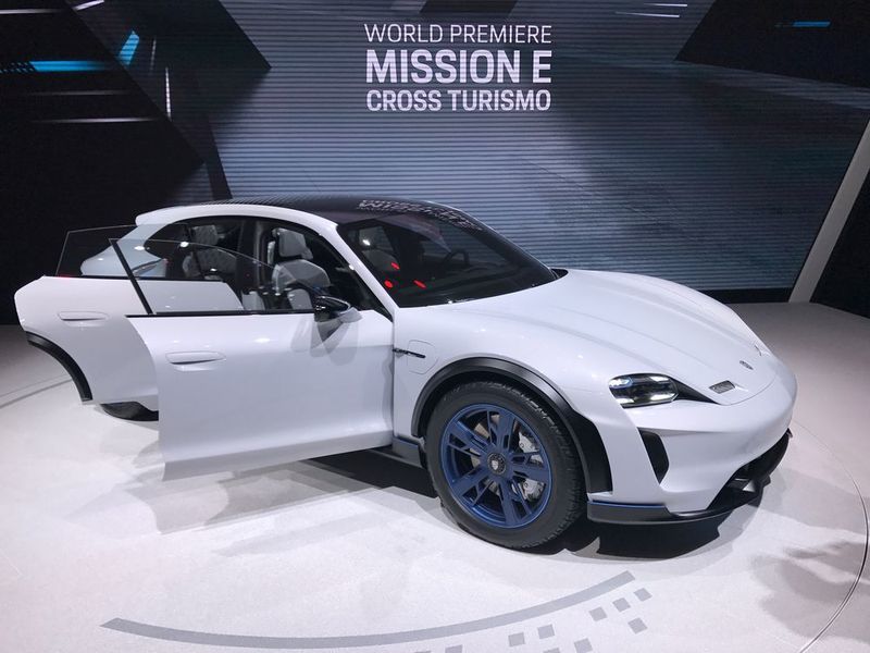 Porsche hat einen aufgebockten Panamera Sport Turismo mit der bereits bekannten Mission-E-Studie gekreuzt. Das 4,95 Meter lange Ergebnis heißt Mission E Cross Turismo und soll mit rund 600 PS Systemleistung in 3,5 Sekunden auf Tempo 100 und in weniger als 12 Sekunden auf 200 km/h beschleunigen.  (Christian Otto/Automobil Industrie)