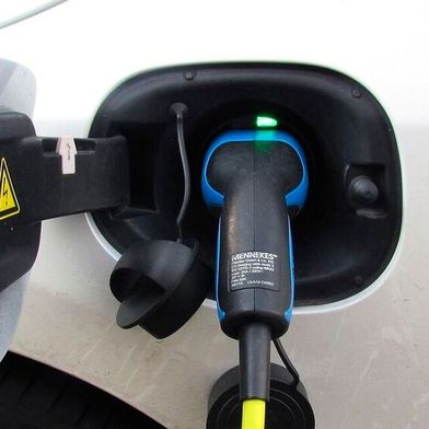 Geprüfte und zugelassene E-Ladekabel sind am CE Sicherheitslabel erkennbar. Darauf sollten Kfz-Betriebe achten. Auf Onlineplattformen werden Ladekabel angeboten, die nicht den Sicherheitsvorgaben entsprechen und sogar gefährlich sein können, warnt Bundesinnungsmeister Detlef Peter Grün.   (Bild: frei lizenziert)