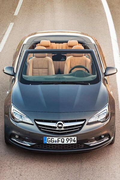 Sehr dynamisch: Mit dem Cascada will Opel vor allem Kunden viersitziger Cabriolets der Premiumhersteller abwerben. Mit 4,70 Metern Länge und 1,84 Metern Breite bewegt sich der Cascada dabei auf dem Niveau eines Volkswagen Eos. (Opel)