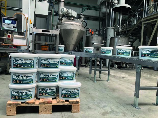 Die sagu® universal Abdichtung wird in Mülsen produziert und abgefüllt. Der lösungsmittelfreien Bauwerksabdichtung ist Gummigranulat beigemischt um eine besonders hohe Dehnbarkeit und Wasserundurchlässigkeit zu erreichen. (Bild: MRH)
