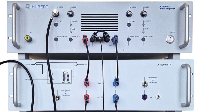 Verstärkersystem inklusive Verkabelung für den parallelen Brückenbetrieb. Der Lastausgang ist hier offen, am Koaxialkabel zur linken Seite ist der Generator angeschlossen.(Bild:  Dr. Hubert GmbH)